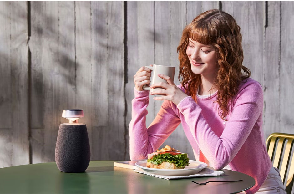 Imagen de LG XBOOM 360 XO2T en Lifestyle.