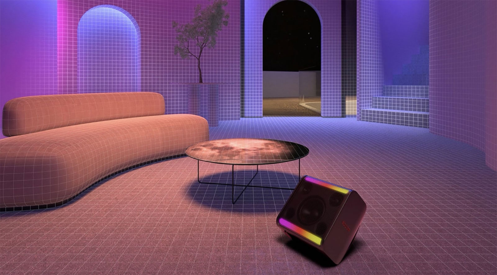 En una habitación llena de luz roja, se colocan un sofá negro, una otomana negra y un sillón negro detrás. En el frente, xboom Bounce se coloca sobre una mesa redonda negra.