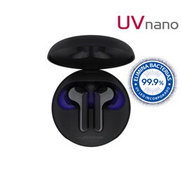 LG Tone Free FN6, Vista superior del estuche de carga LG TONE Free abierto y los auriculares dentro con la luz ultra violeta de limpeza activada, HBS-FN62