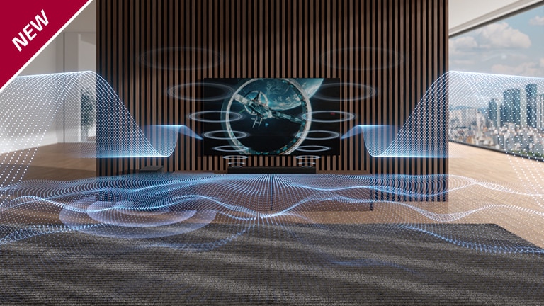 La barra de sonido y el televisor emiten ondas sonoras de color azul con diferentes figuras. La marca NEW se visualiza en la esquina superior izquierda.