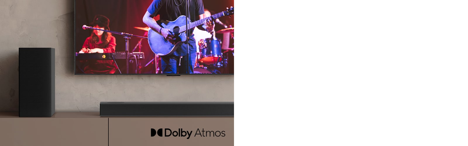 El televisor LG muestra un concierto y la barra de sonido LG se coloca debajo del televisor LG. A la izquierda, el altavoz trasero está en el estante marrón.
