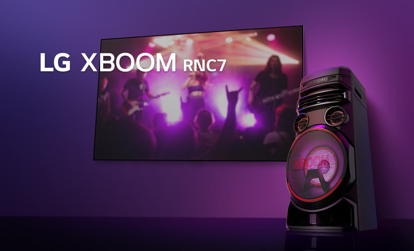 Una vista de ángulo bajo del lado derecho del LG XBOOM RNC7 contra un fondo morado. Las luces XBOOM también son moradas. Y una pantalla de televisión muestra una escena de concierto.