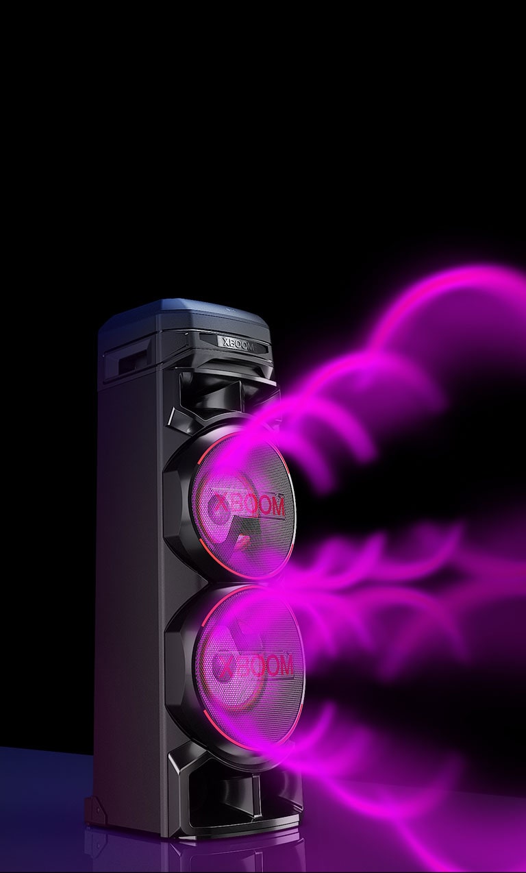 LG XBOOM RNC9 con el lado izquierdo hacia adelante contra un fondo negro. El gráfico de sonido circular púrpura sale de los woofers.
