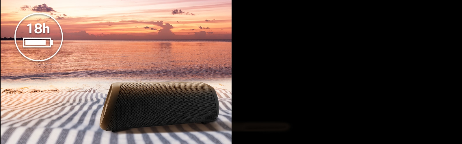La bocina se coloca sobre una toalla de playa. Frente al altavoz, se muestra la puesta de sol en la playa para ilustrar que este esta bocina se puede reproducir hasta 18 horas.