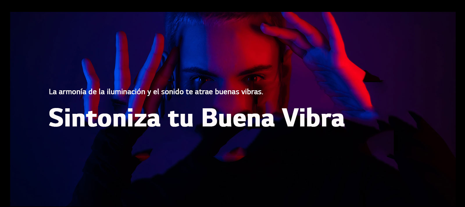 LG XBOOM Go XG7 con iluminación violeta se coloca en el suelo. En la parte superior de la bocina, muestra tres modos de Light Studio; ambiente, naturaleza y fiesta.