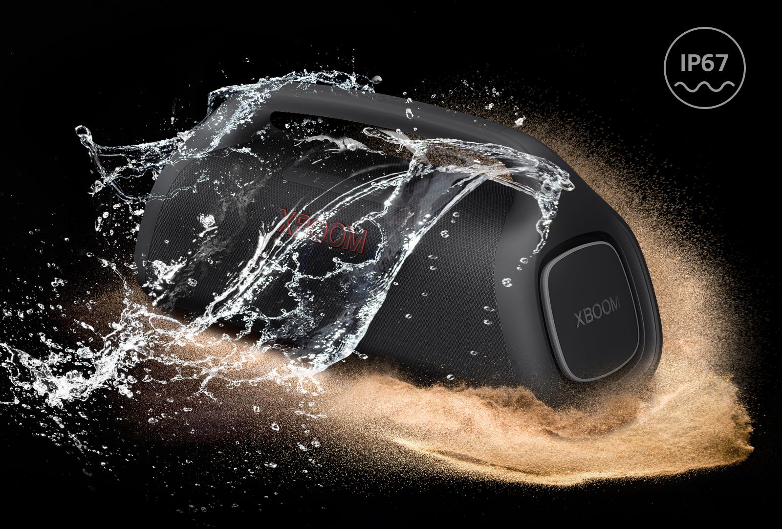 Dos LG XBOOM Go XG9 se colocan en un espacio infinito. Uno muestra que es resistente al agua y el otro es a prueba de polvo.