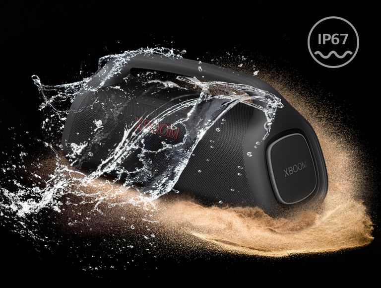 Dos LG XBOOM Go XG9 se colocan en un espacio infinito. Uno muestra que es resistente al agua y el otro es a prueba de polvo.