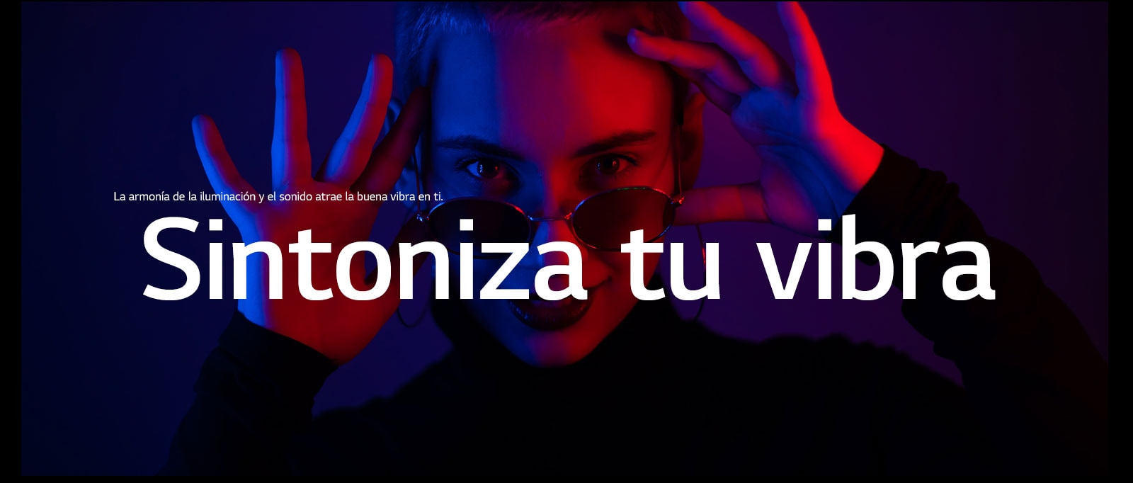 La mujer adopta una pose con una iluminación vívida.