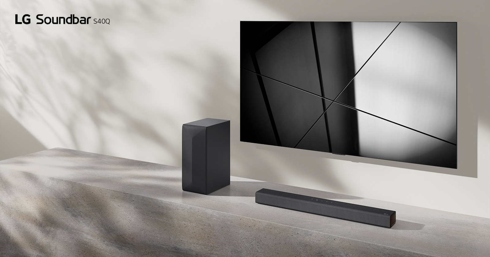La barra de sonido LG S40Q y el televisor LG se colocan juntos en la sala de estar. El televisor está encendido, mostrando una imagen geométrica.