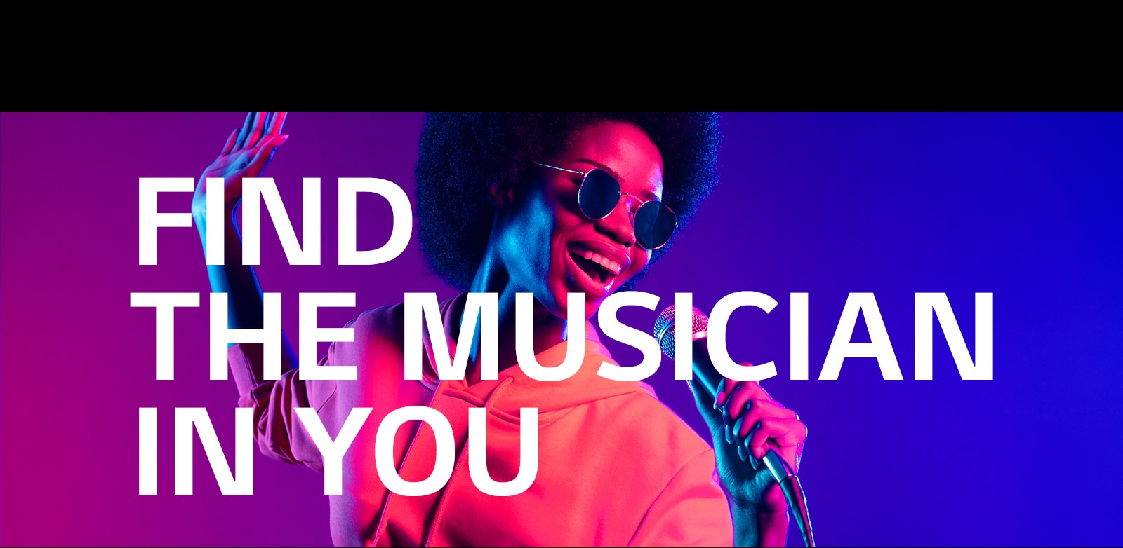 Una mujer está cantando.