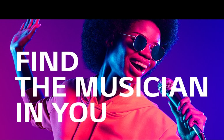 Una mujer está cantando.