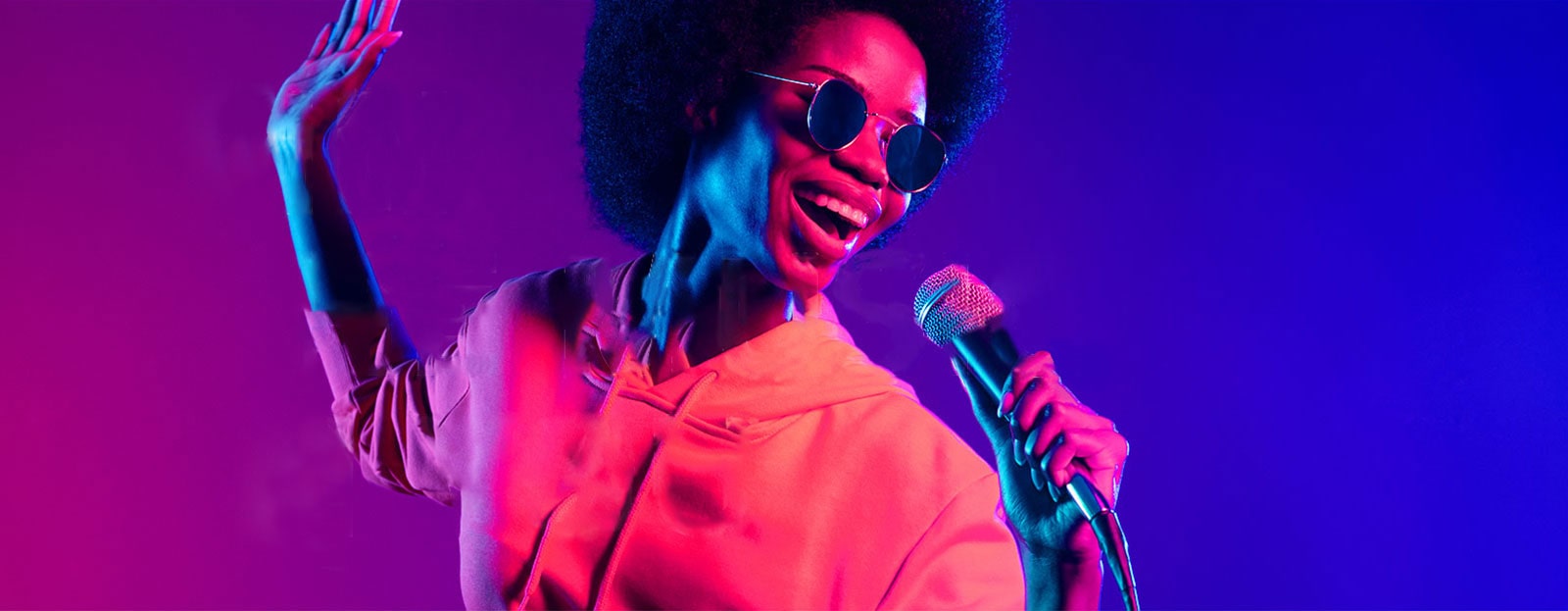 Una mujer está cantando.