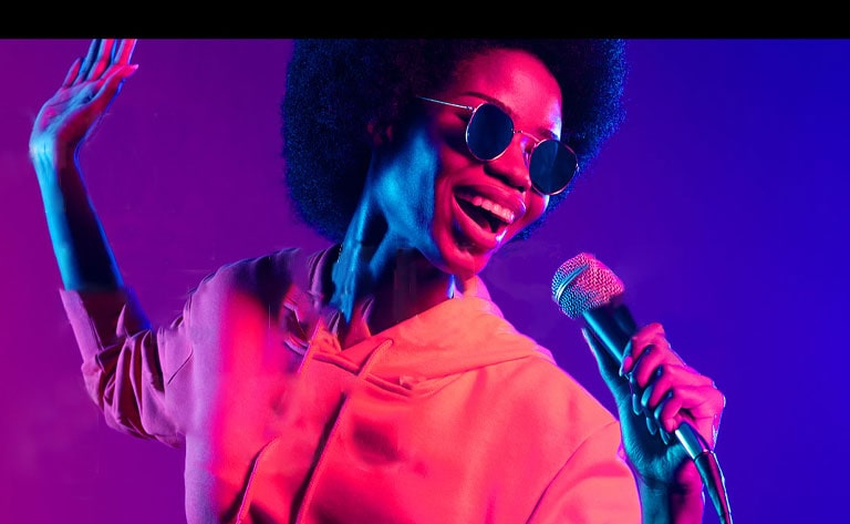 Una mujer está cantando.