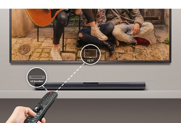 Hay un mando a distancia LG en la mano de alguien, controlando la TV y la barra de sonido al mismo tiempo. Hay iconos de la TV LG y de la barra de sonido LG. 