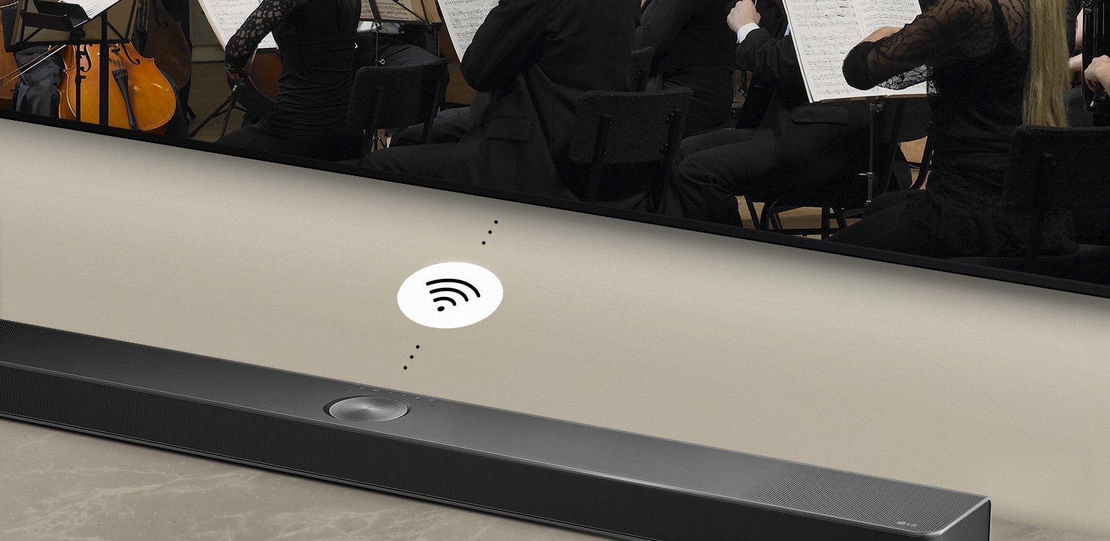 Un primer plano de una barra de sonido LG debajo de un televisor LG. Un símbolo de conectividad se encuentra entre la barra de sonido LG y un televisor LG, que muestra el funcionamiento inalámbrico de WOWCAST.