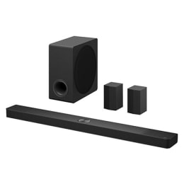 Vista frontal de la barra de sonido LG S90TR, el subwoofer y los altavoces traseros2