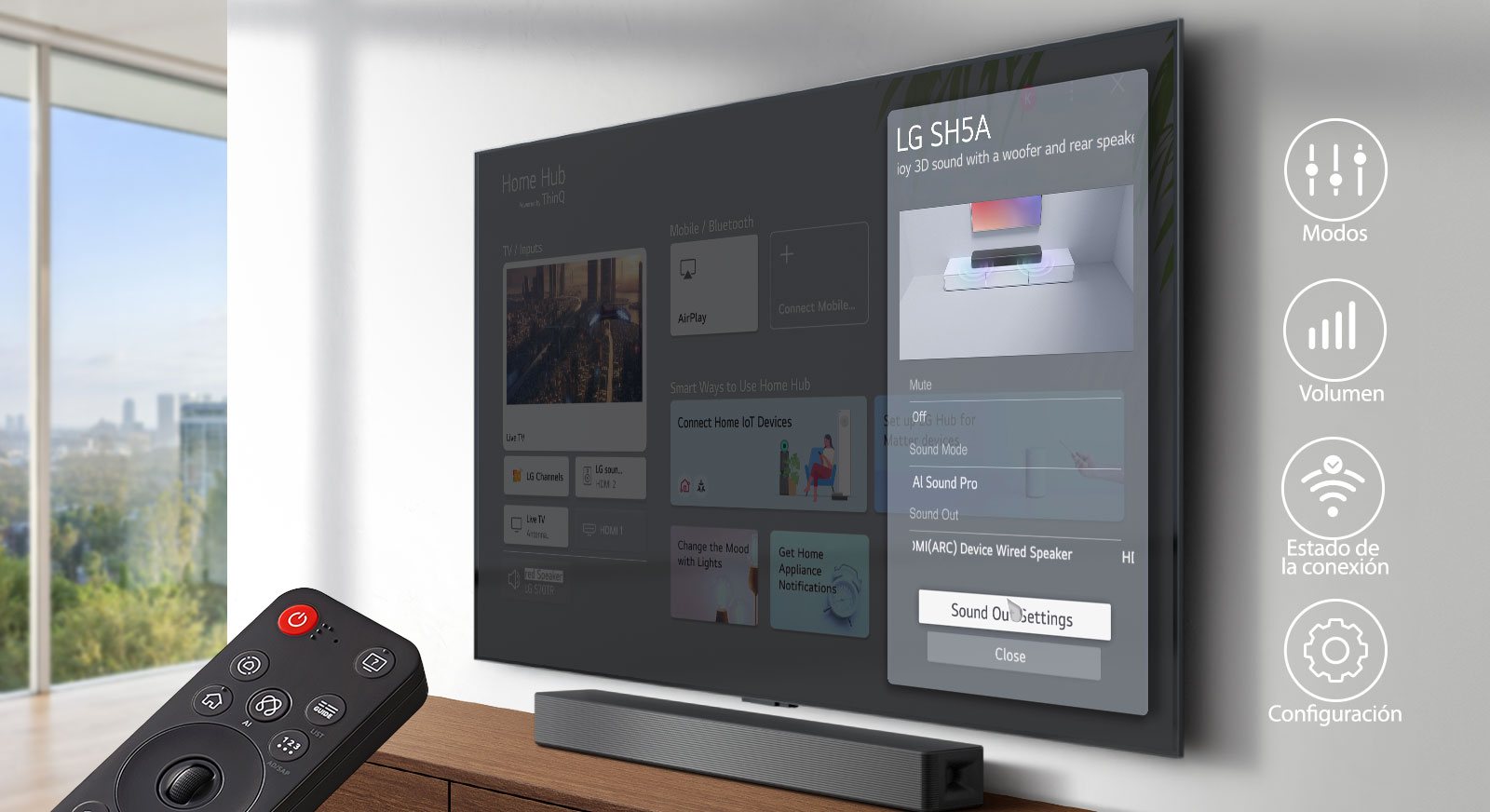 Un televisor montado en la pared muestra la pantalla de inicio de LG webOS y SH5A está ubicado debajo del televisor, sobre la mesa del televisor. A la izquierda, se muestra parcialmente un control remoto de TV LG y, a la derecha, 4 íconos muestran las funciones de la interfaz WOW.