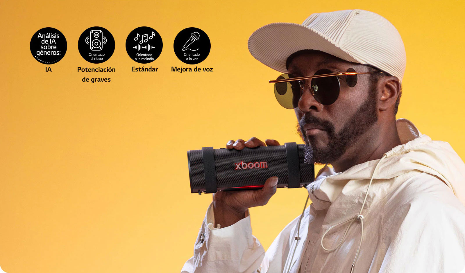 Will.i.am está sosteniendo un xboom Grab con su mano derecha.