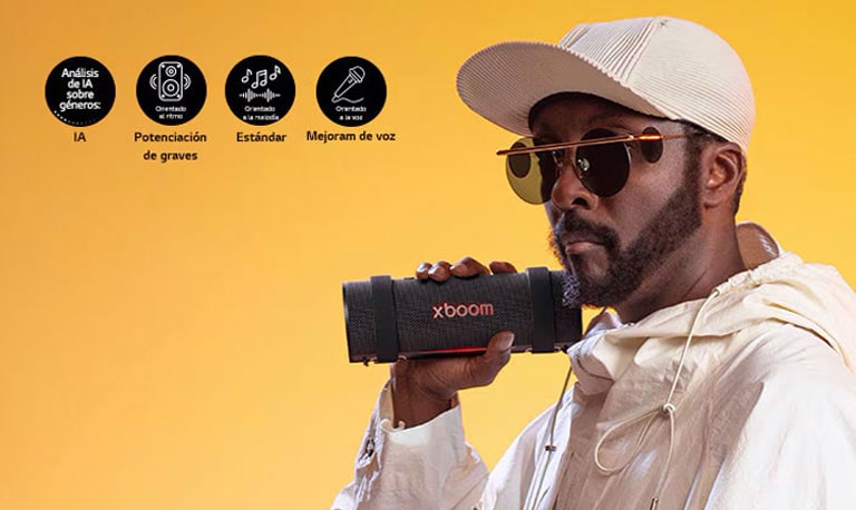 Will.i.am está sosteniendo un xboom Grab con su mano derecha.
