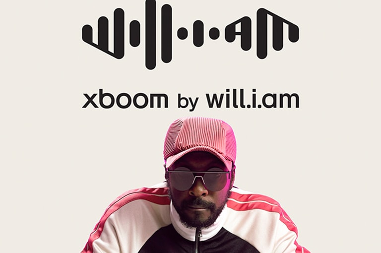 La imagen de will.i.am con el logo de xboom by will.i.am apareciendo en la parte superior.