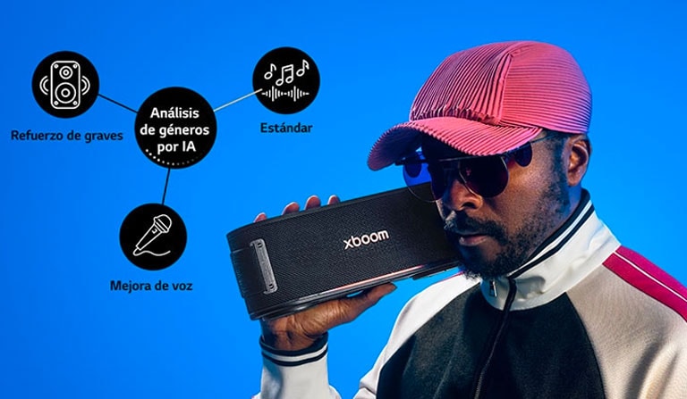 will.i.am está sosteniendo el xboom Bounce justo al lado de su rostro.