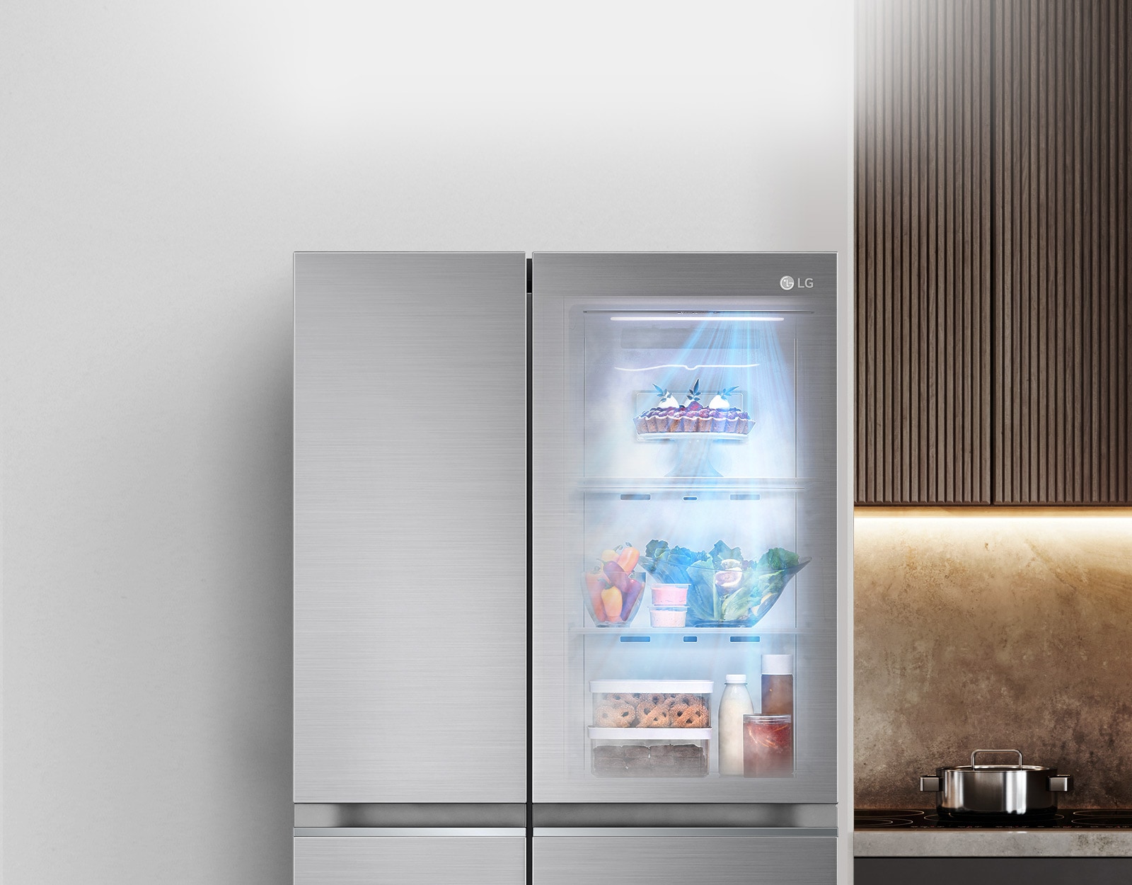 La vista frontal de un refrigerador InstaView negro con la luz encendida en el interior. El contenido del refrigerador se puede ver a través de la puerta InstaView. Los rayos de luz azules brillan sobre el contenido de la función DoorCooling.