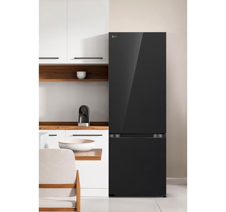 La vista frontal de refrigerador LG con congelador inferior con instaview en una sala de cocina moderna blanca.