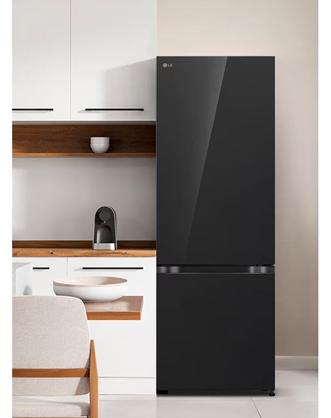 La vista frontal de refrigerador LG con congelador inferior con instaview en una sala de cocina moderna blanca.