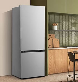 Refrigerador LG negro con freezer inferior y dispensador de agua encaja perfecto junto a encimera de una cocina de madera.