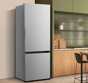 Refrigerador LG negro con freezer inferior y dispensador de agua encaja perfecto junto a encimera de una cocina de madera.