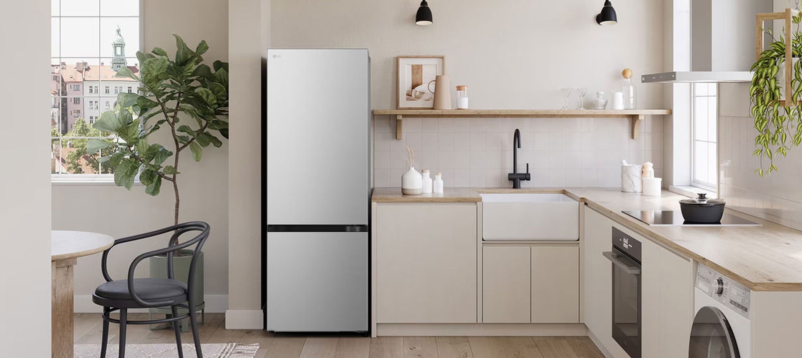 Esta es una vista de una cocina con un congelador inferior LG con InstaView instalado junto a la encimera.