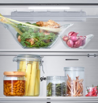 Vista de cerca del estante inferior del congelador del frigorífico LG con alimentos varios en recipientes de cristal.