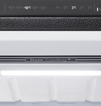 Primer plano de la función de refrigeración de la puerta y panel de control de temperatura de un refrigerador bottom freezer.