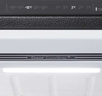 Primer plano de la función de refrigeración de la puerta y panel de control de temperatura de un refrigerador bottom freezer.