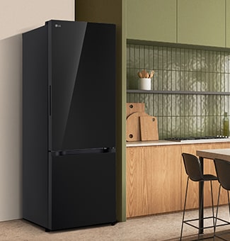 Refrigerador LG negro con freezer inferior y dispensador de agua encaja perfecto junto a encimera de una cocina de madera.