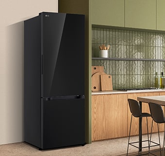Refrigerador LG negro con freezer inferior y dispensador de agua encaja perfecto junto a encimera de una cocina de madera.