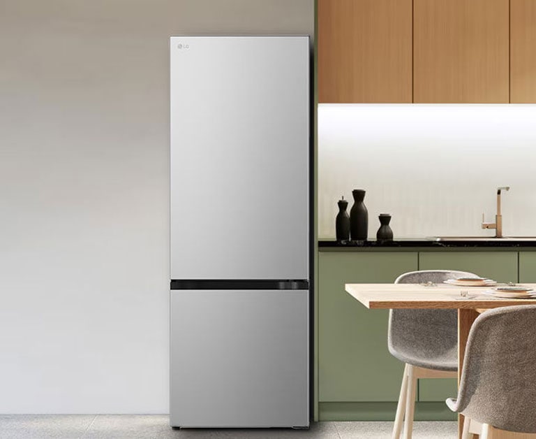 refirgerador LG bottom freezer con instaview en una cocina moderna..