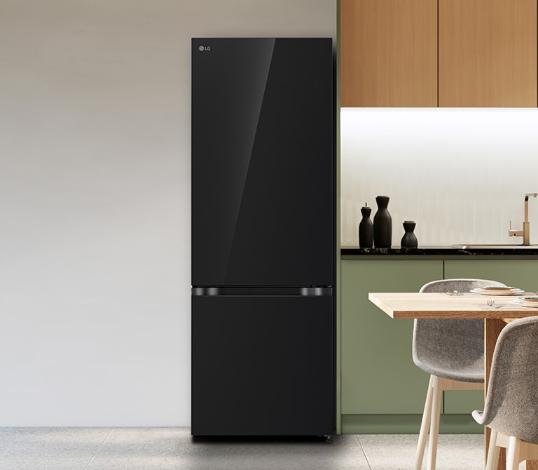refirgerador LG bottom freezer con instaview en una cocina moderna..