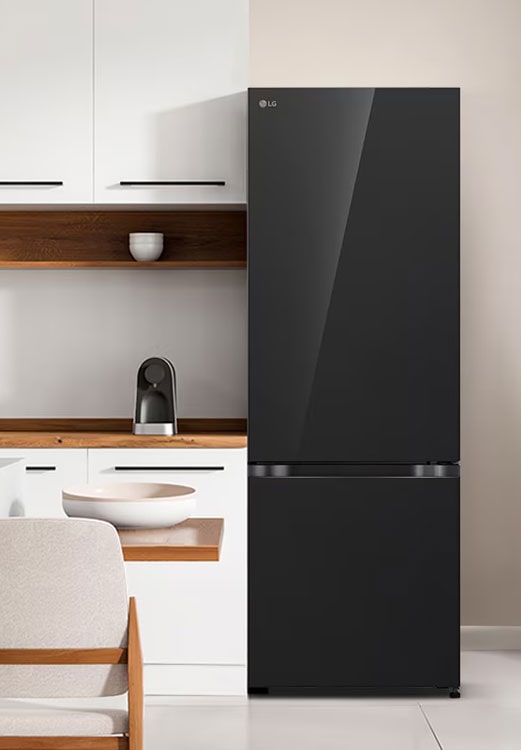 La vista frontal de refrigerador LG con congelador inferior con instaview en una sala de cocina moderna blanca.