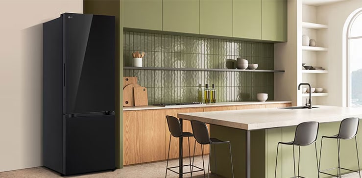 La vista lateral del refrigerador LG bottom freezer con instaview con armarios verdes y una elegante isla.
