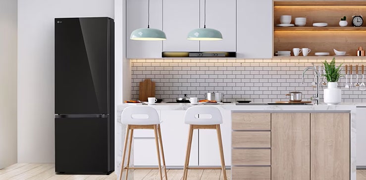 La vista general del refrigerador LG bottom freezer con instaview en una cocina.