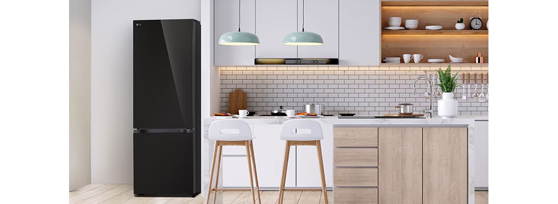 La vista general del refrigerador LG bottom freezer con instaview en una cocina.