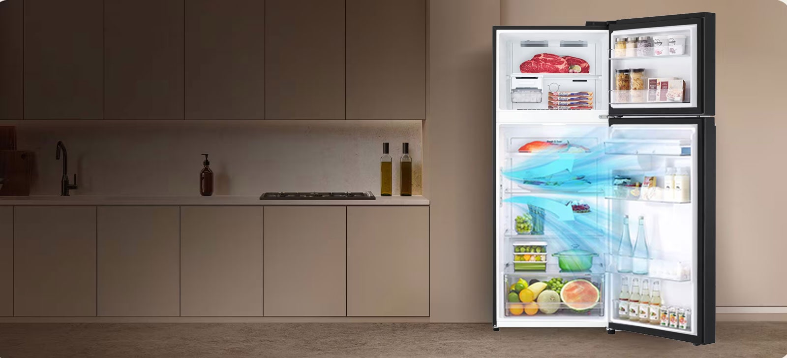 Cocina moderna con refrigerador LG, parte superior abierta con diversos alimentos, explica el funcionamiento de refrigeración