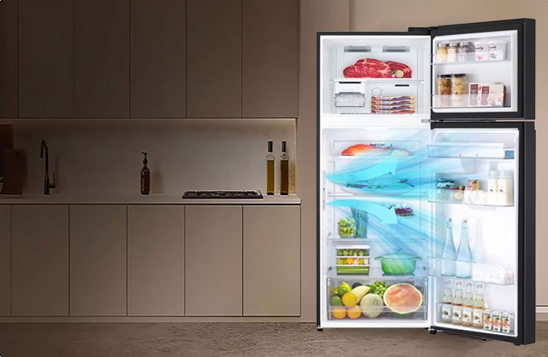 Cocina moderna con refrigerador LG, parte superior abierta con diversos alimentos, explica el funcionamiento de refrigeración