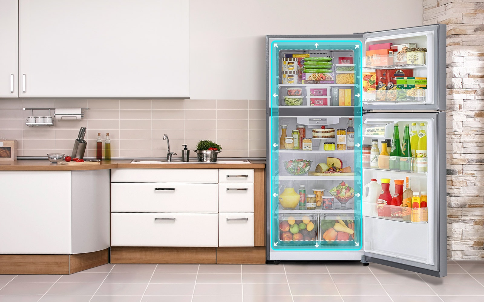 Se muestra un LG Top Freezer en una cocina con las puertas abiertas. Un cuadrado azul resaltado en el centro del refrigerador se expande al tamaño del refrigerador para mostrar que tiene más espacio.