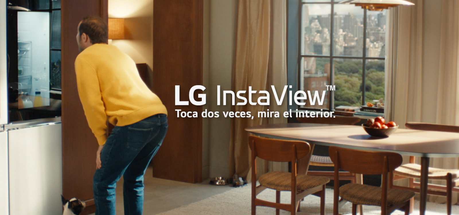 Hombre usando el refrigerador LG InstaView