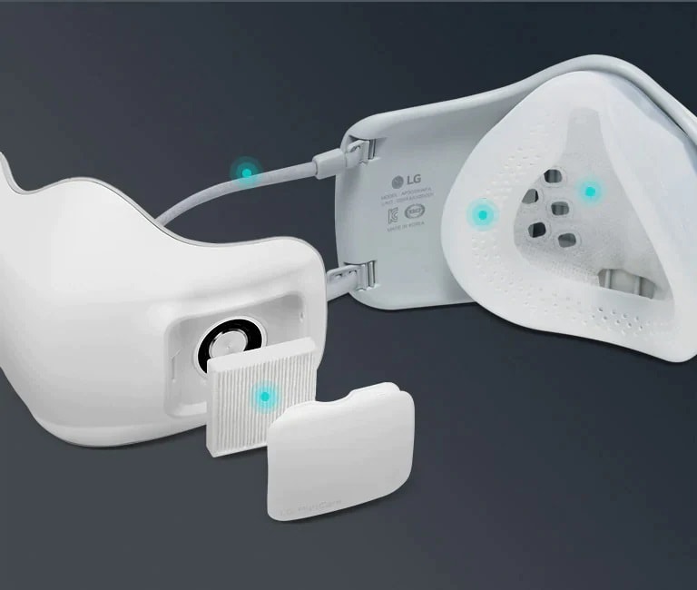 La primera imagen muestra el exterior de la mascarilla con el filtro y la tapa expuestos. Un punto azul en el filtro indica que es desechable y se puede reemplazar. La segunda imagen muestra el interior de la máscara y los puntos azules en la almohadilla facial y las correas para los oídos de la máscara indican que son lavables.