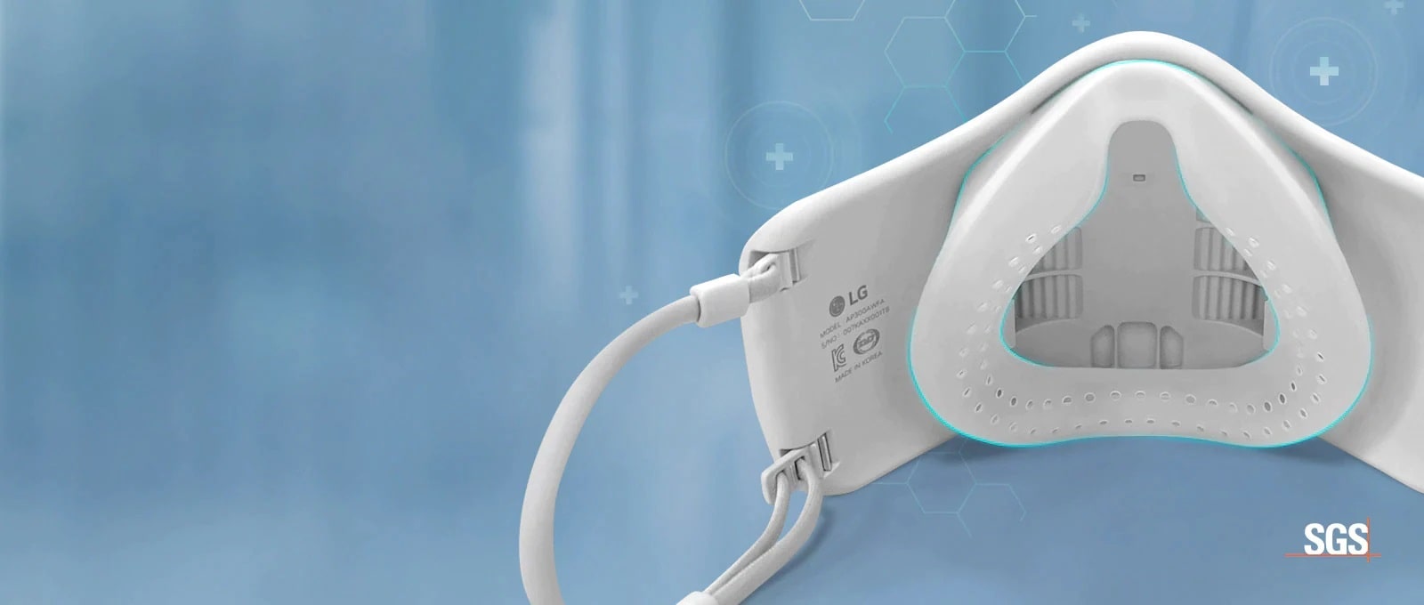 El interior de la máscara se ve con una línea azul claro que resalta la cubierta interior.