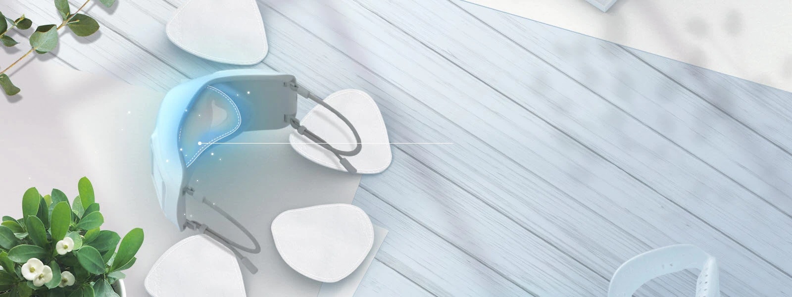 Se muestra la parte interior de la mascarilla vista desde arriba, mostranto la cubierta interior y los filtros interiores alrededor, todo sobre una mesa. Se ha resaltado de color azul la zona donde debe ir el filtro interior.  