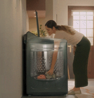 Mujer cargando y descargando ropa fácilmente en lavadora de carga superior